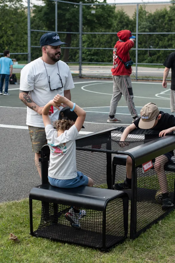 Un papa et sa fille au tennis de table sur le terrain de basket-ball