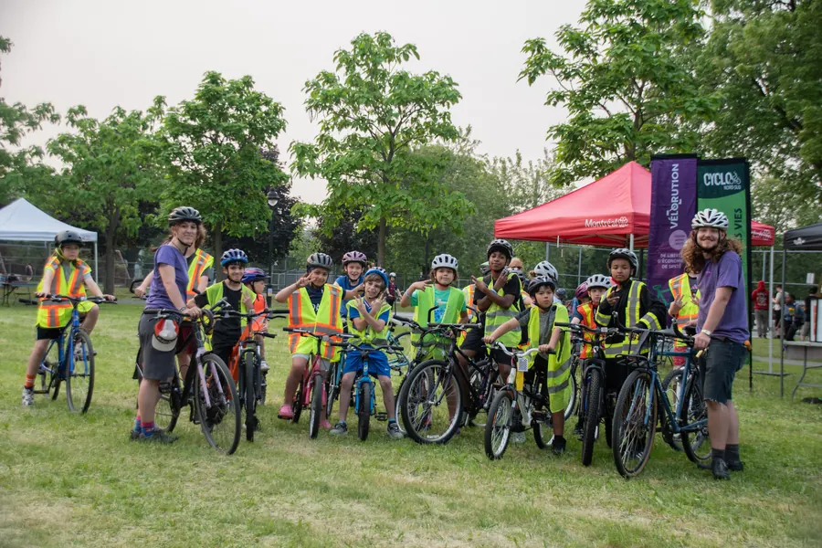 La sortie à vélo encadrée : des jeunes casqués prêts à partir