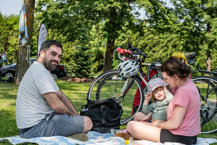 Un pique-nique en famille à côté des vélos