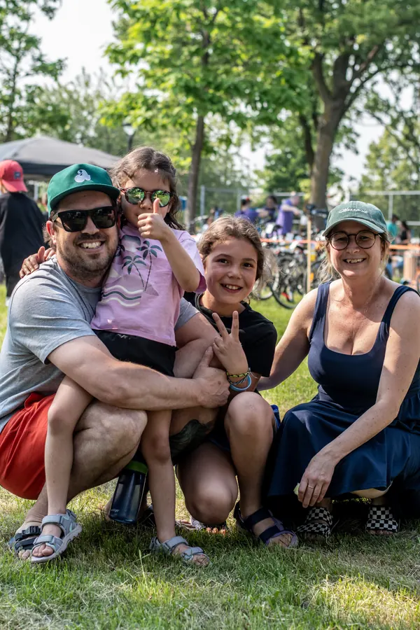 Une famille assise dans le gazon pendant un spectacle